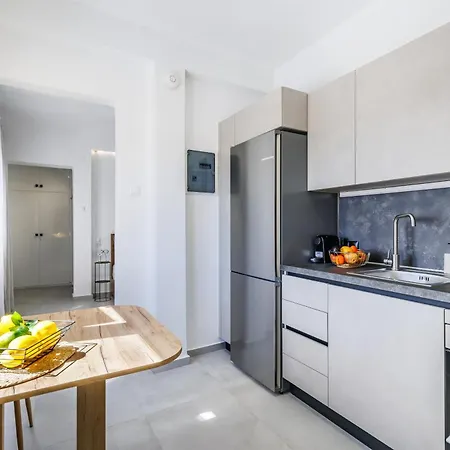 Nero * העיירה סקיאתוס